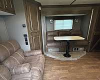 6-horse-trailer-with-sofa