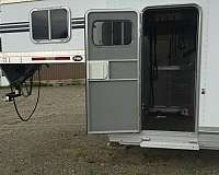 white-trailer-with-a-gooseneck-hitch