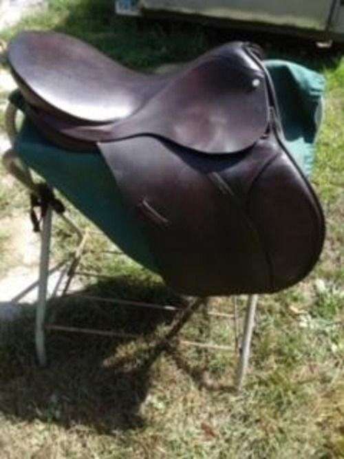 dark-brown-english-saddles