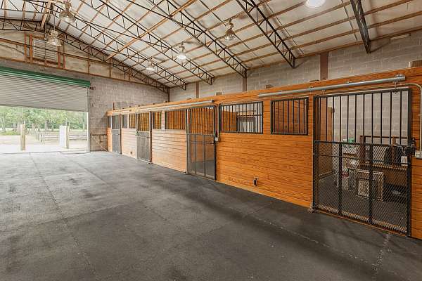 3-bedroom-equine-acreage-with-home