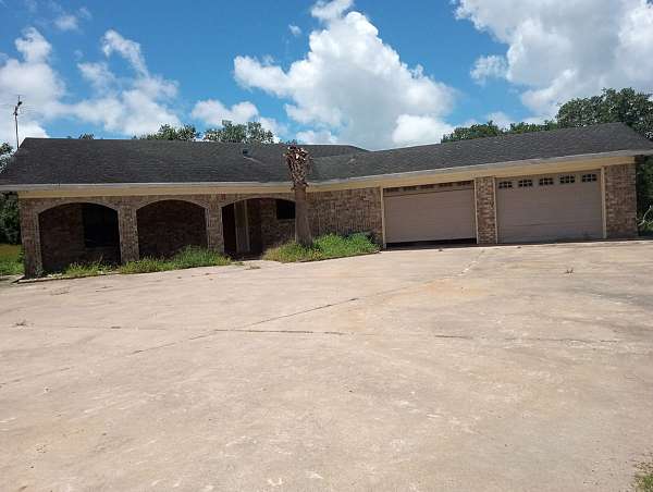 equine-acreage-with-home-in-louise-tx