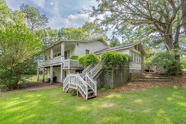 equine-acreage-with-home