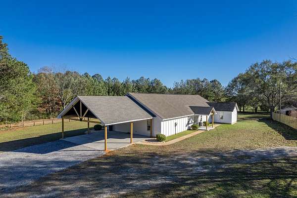 equine-acreage-with-home