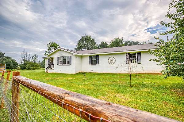 equine-acreage-with-home