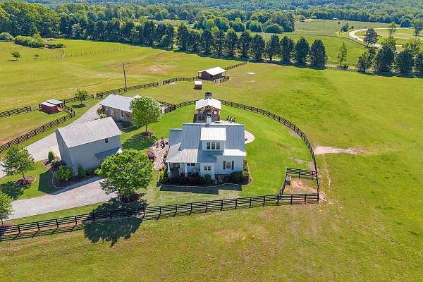 equine-acreage-with-home