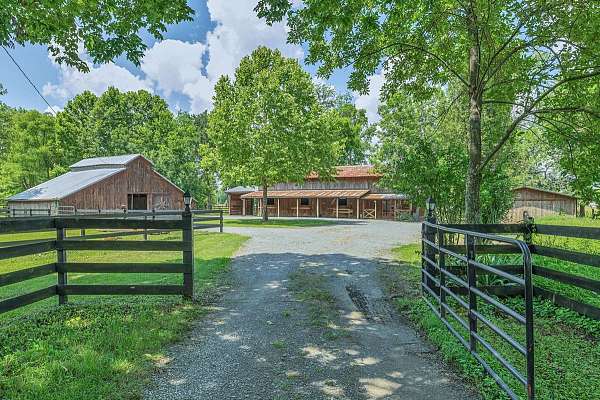 equine-acreage-with-home-in-bell-buckle-tn