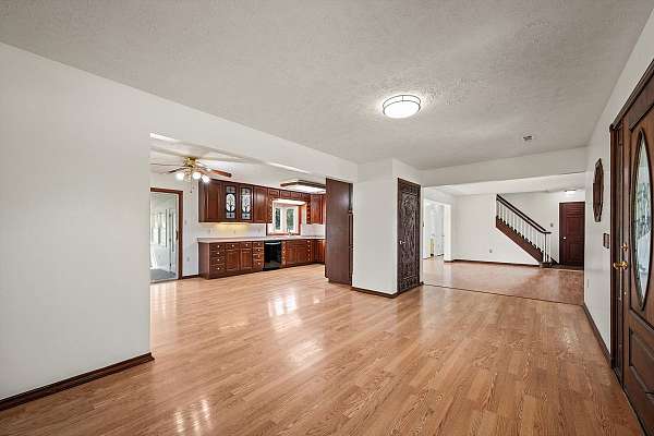 equine-acreage-with-home