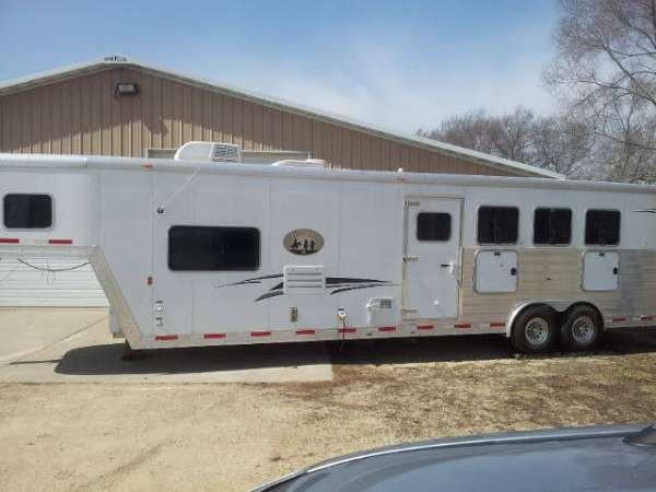 2011-horse-trailer