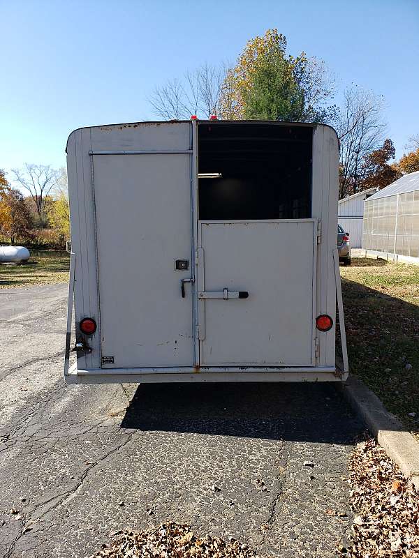 enclosed-trailer-in-dugger-in