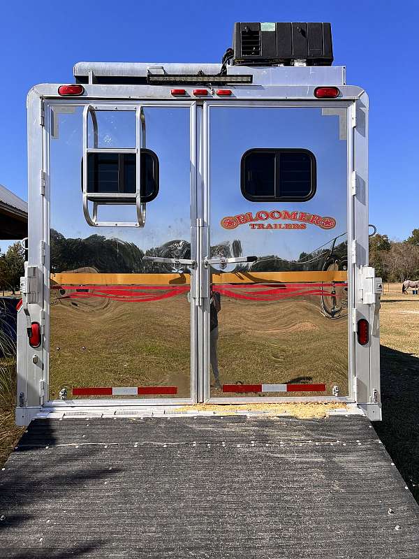 black-aluminum-horse-trailer