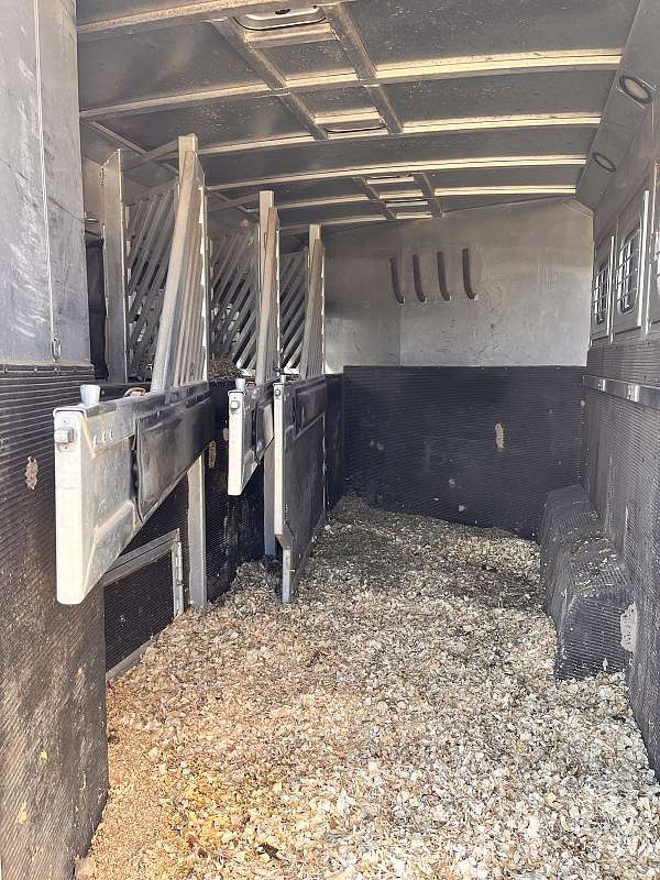 black-horse-trailer