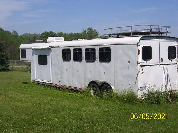 2003 Merhow 4 horse trailer with 12' living quarters