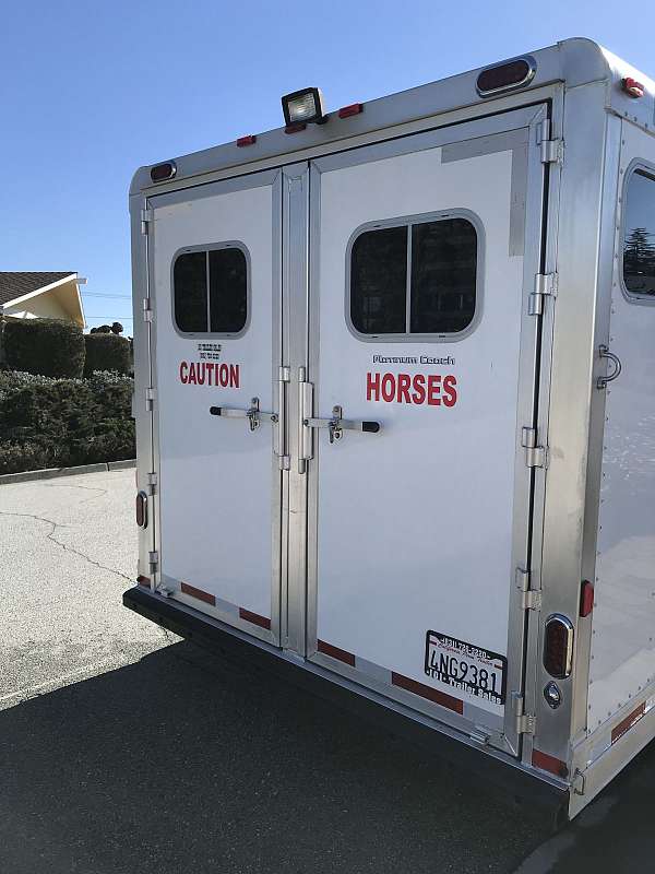 white-trailer-in-saratoga-ca