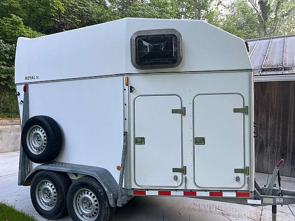 fiberglass-horse-trailer-in-bloomington-in