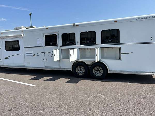 fifth-wheel-trailer-in-larchwood-ia