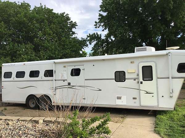 beige-steel-horse-trailer