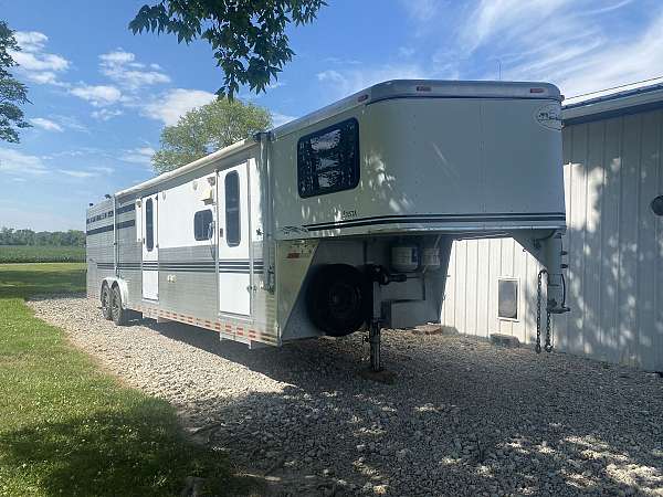 fifth-wheel-trailer-in-indiana