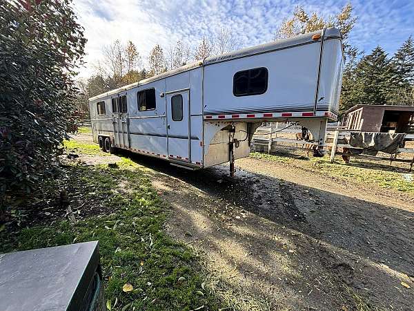 gooseneck-trailer-in-victoria-bc