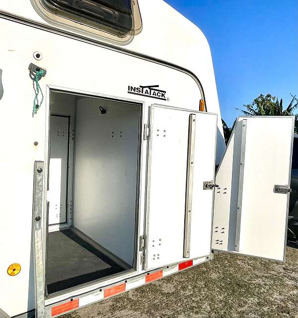 horse-trailer-made-of-composite