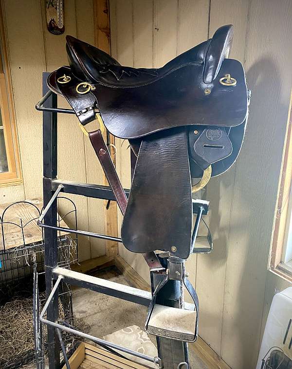 endurance-saddle-with-standard-western-fenders