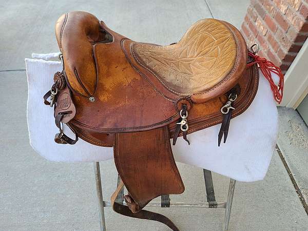 brown-leather-saddle