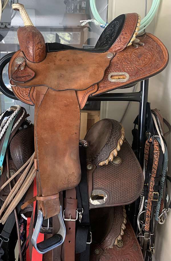 brown-circle-y-barrel-racing-saddle