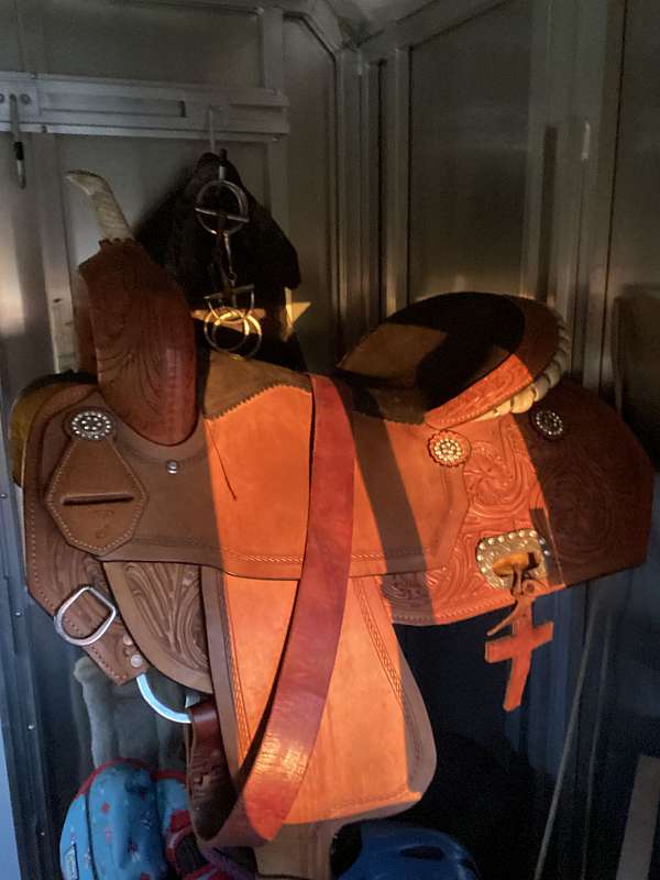 brown-circle-s-western-saddle
