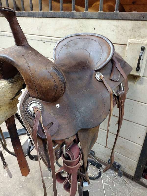 brown-leather-saddle