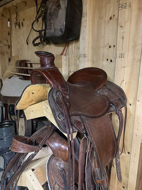 brown-dakota-custom-saddle
