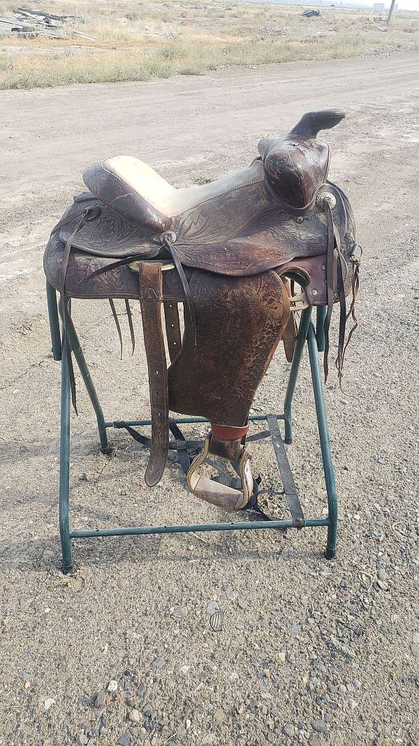 brown-leather-saddle