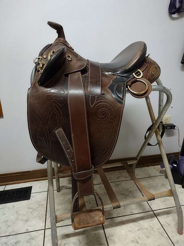 brown-leather-saddle