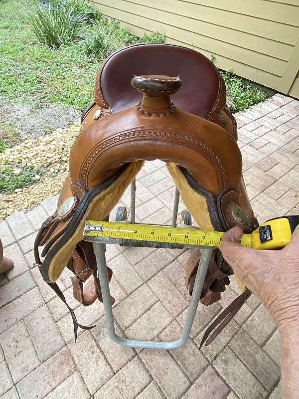 reining-competition-saddle