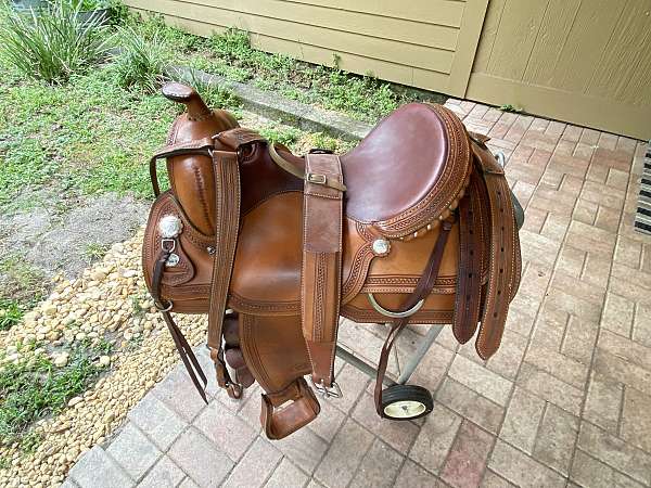 reining-western-saddle