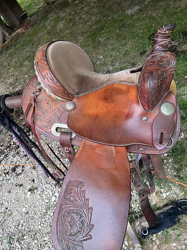 brown-leather-saddle