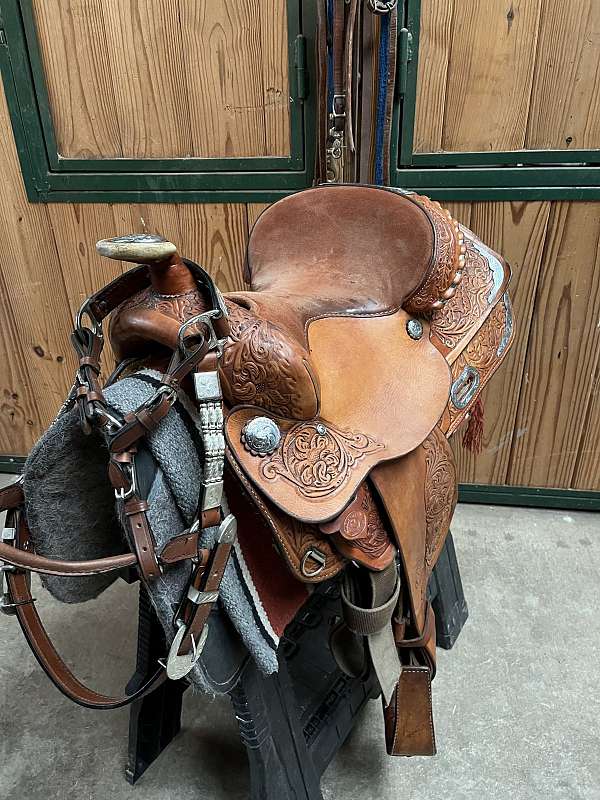 tan-circle-y-show-saddle