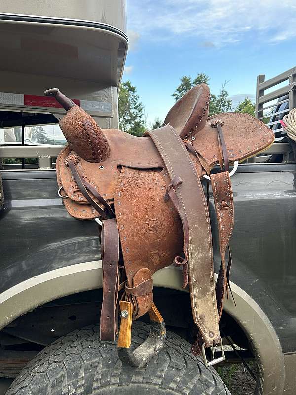 beige-american-barrel-racing-competition-saddle