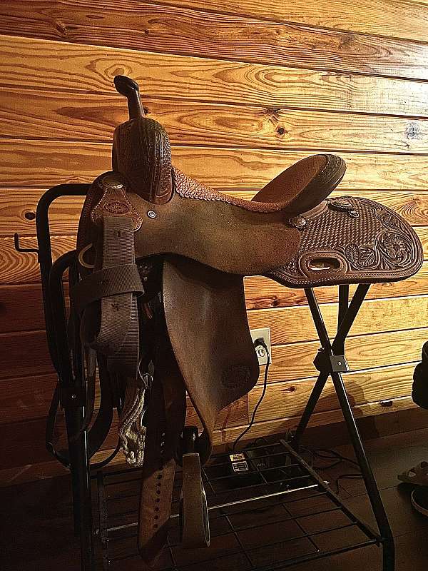 brown-leather-saddle