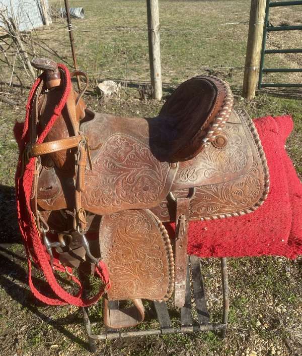 brown-barrel-racing-show-saddle