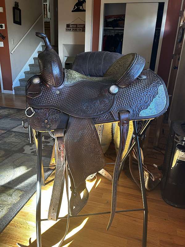 brown-leather-saddle