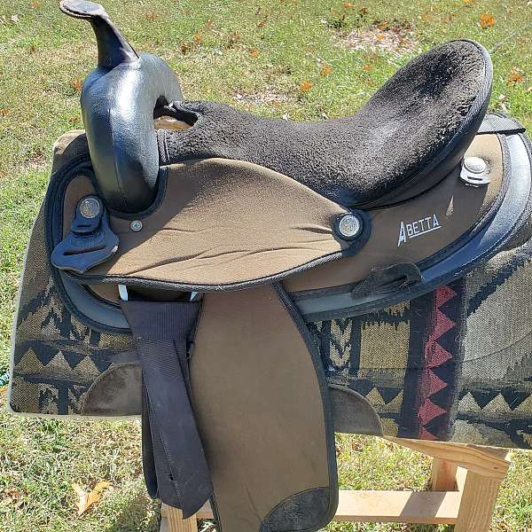 black-abetta-saddle