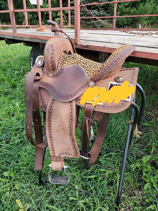 brown-barrel-racing-saddle