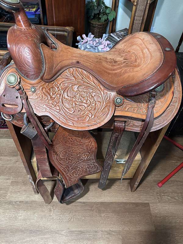 brown-leather-saddle