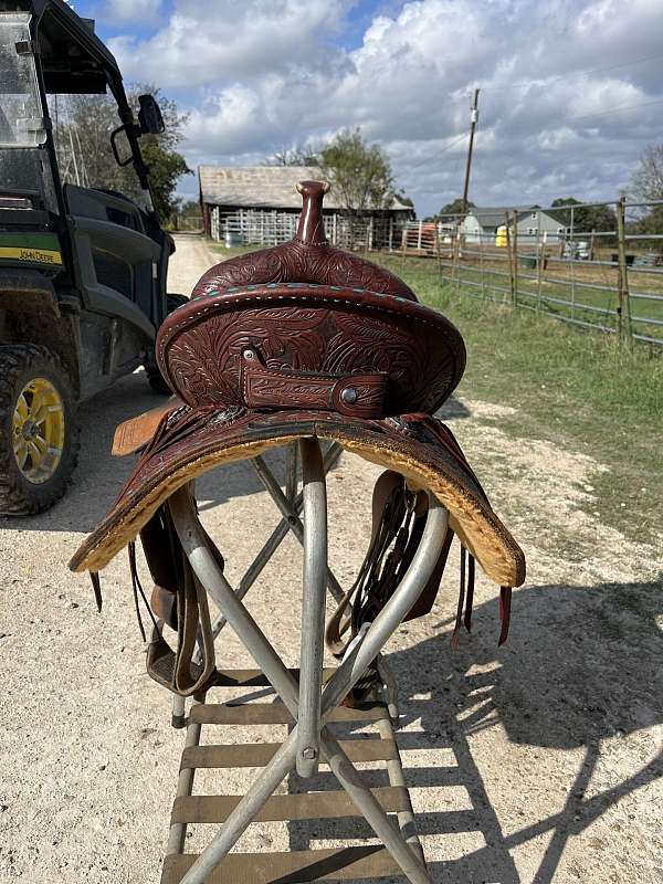 brown-circle-y-barrel-racing-saddle