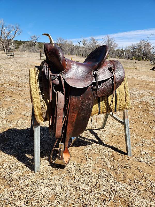 brown-leather-western-saddle