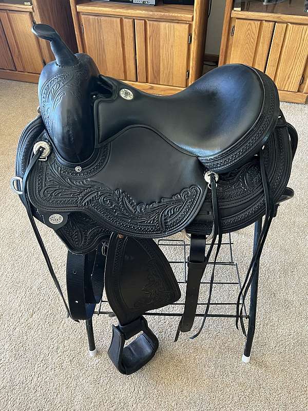 circle-y-julie-goodnight-exclusive-peak-performance-saddle