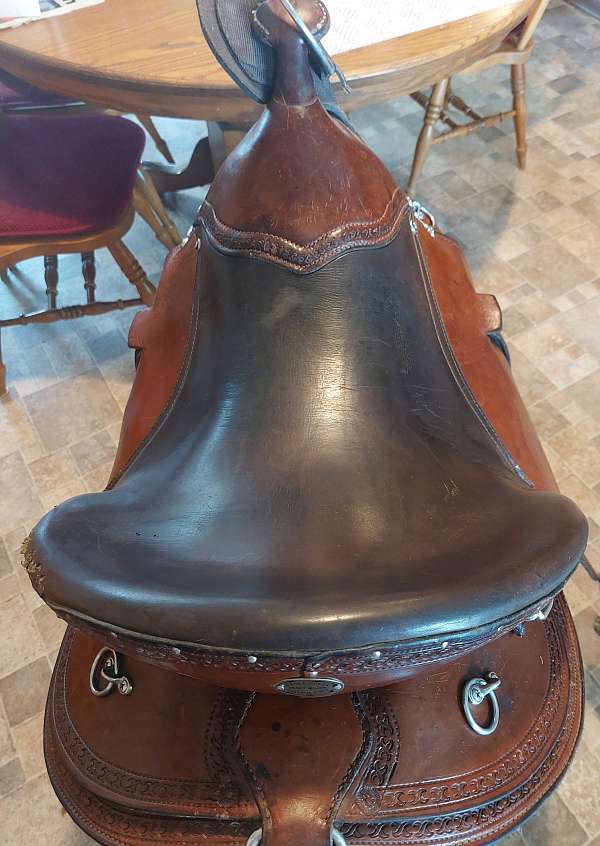 brown-leather-western-saddle