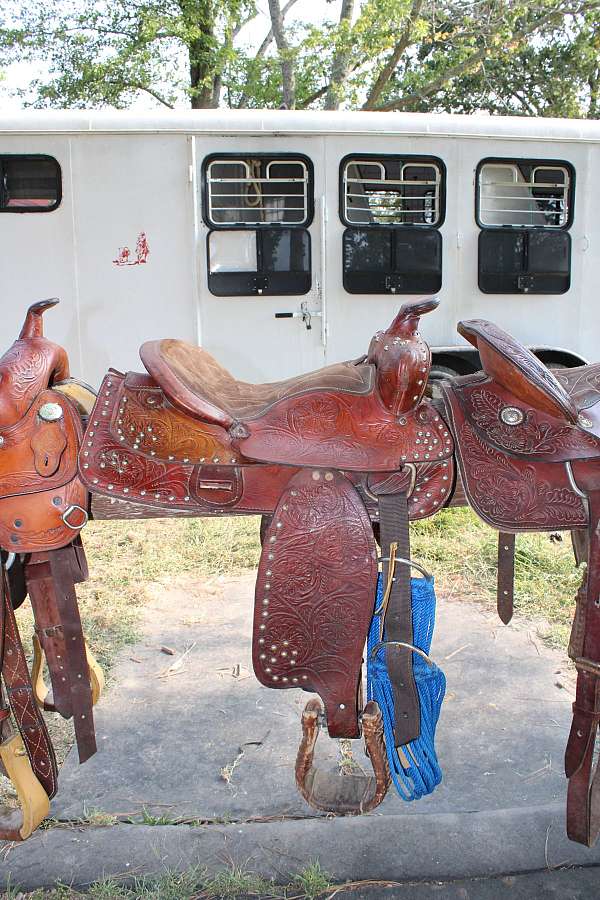 brown-leather-saddle