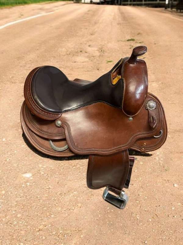 brown-riding-show-saddle