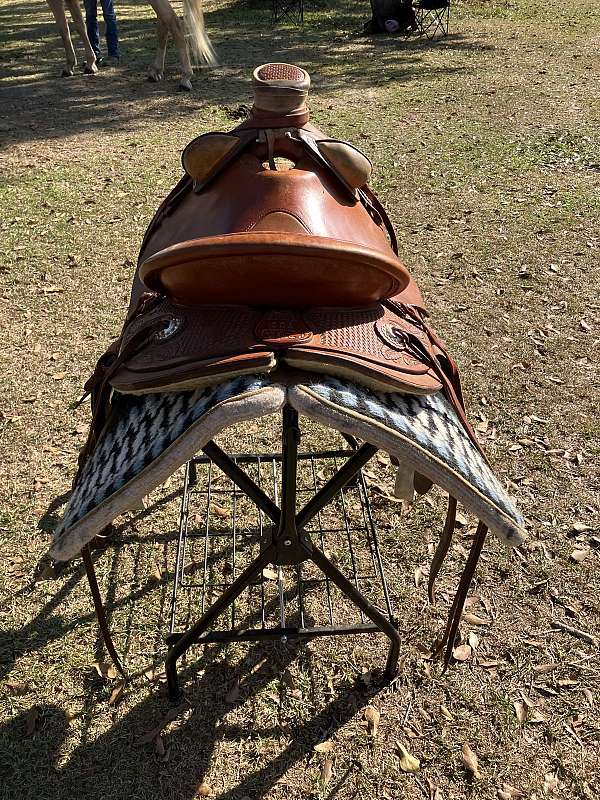 brown-leather-western-saddle