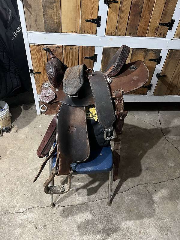 brown-leather-saddle